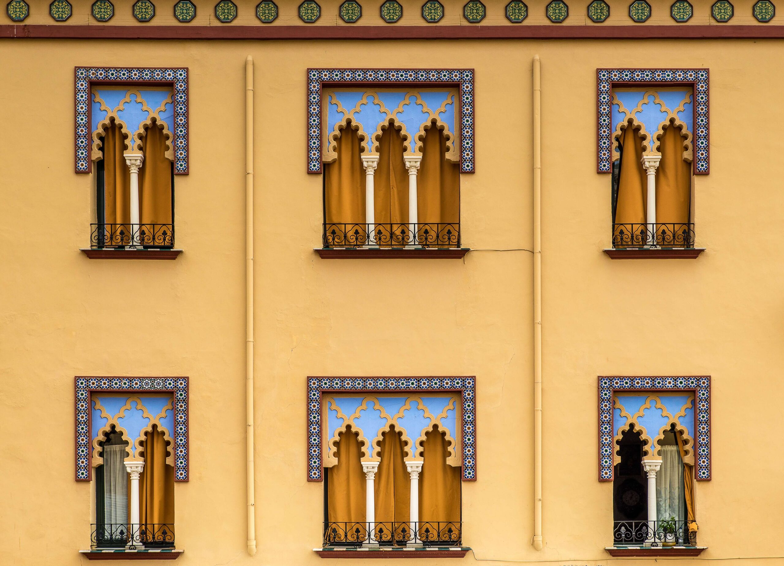 closeup-shot-windows-coral-building-spain